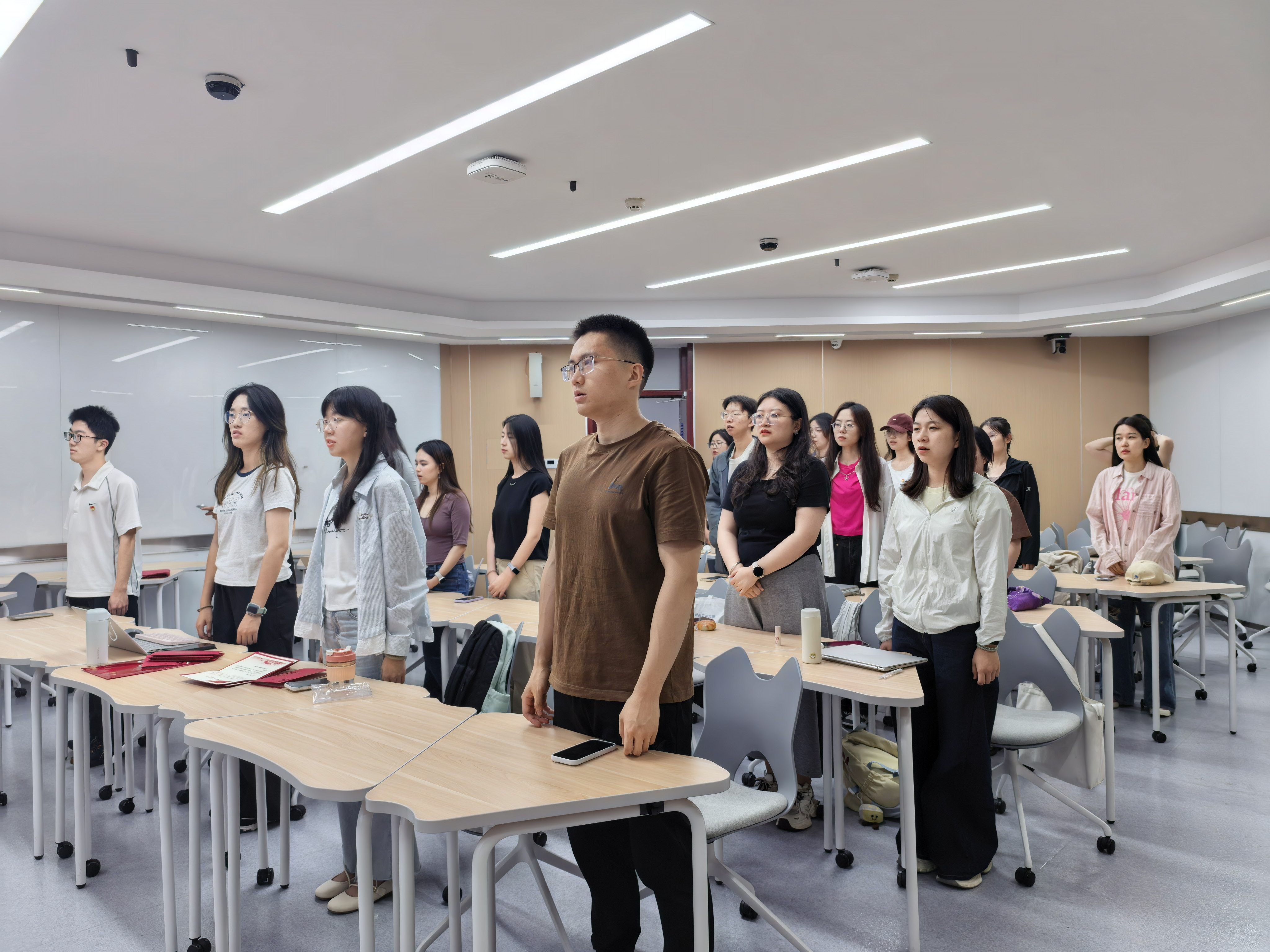 图1 全体参会人员齐声高唱《国际歌》.jpg