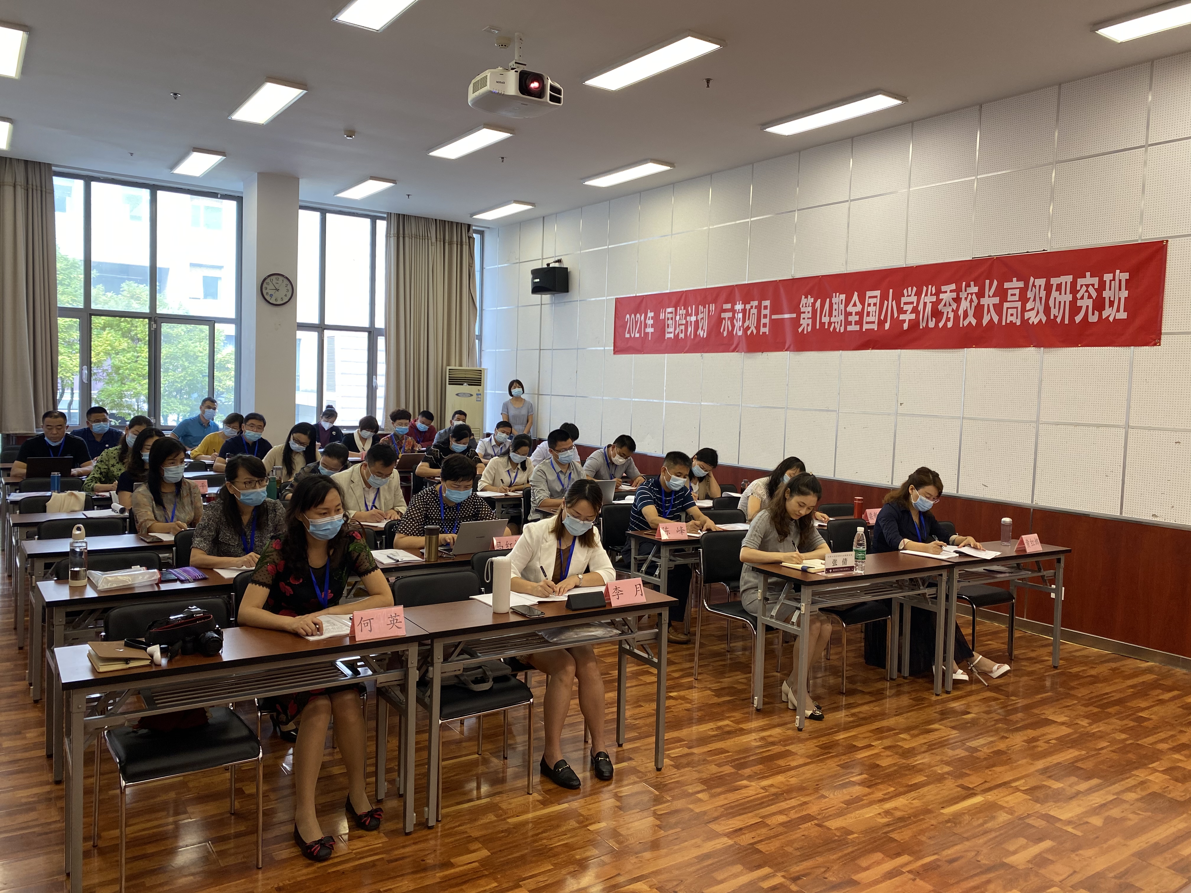 2学员们认真聆听.jpg