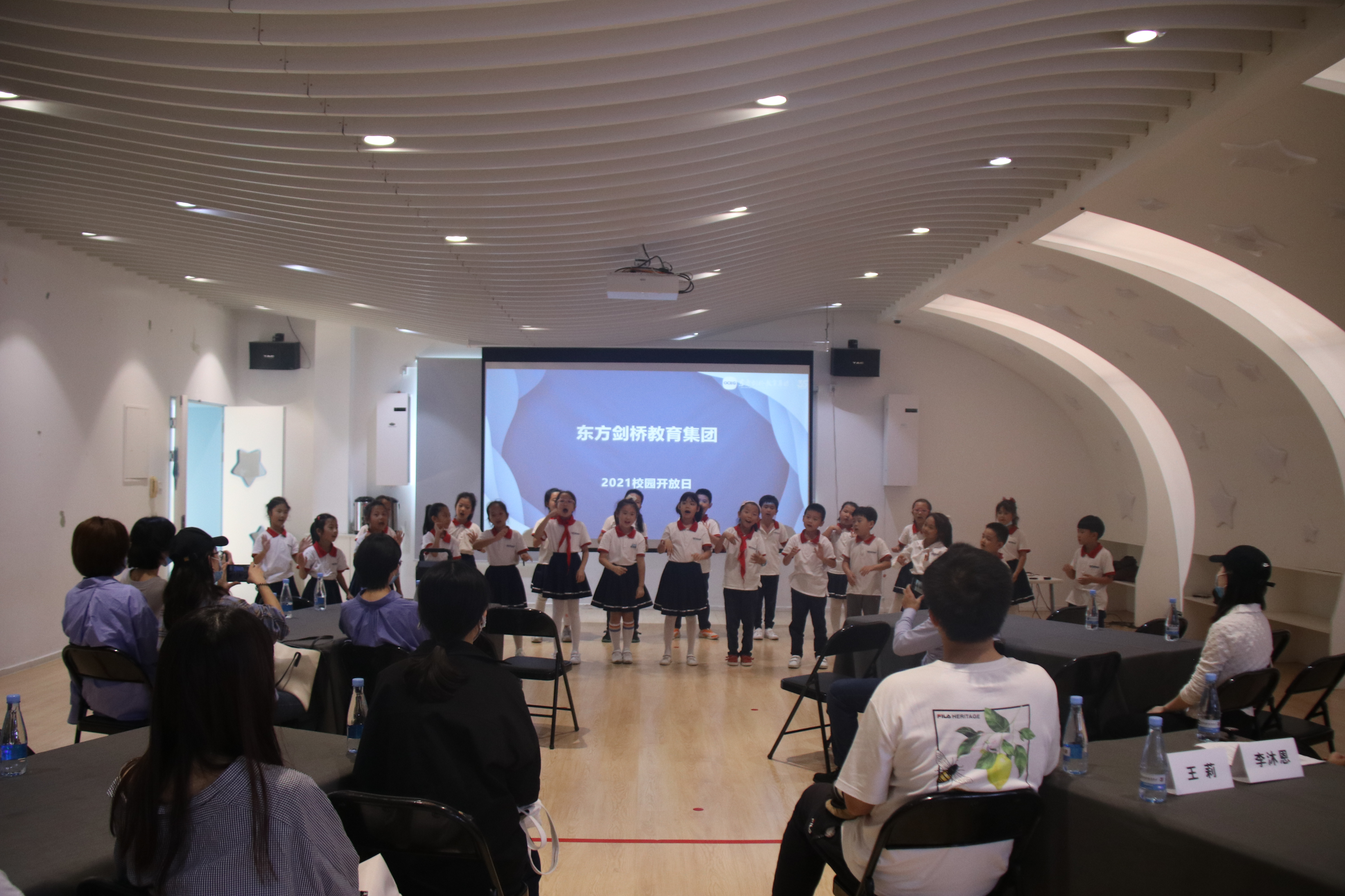 4. 师生欣赏森林合唱团演出.jpg
