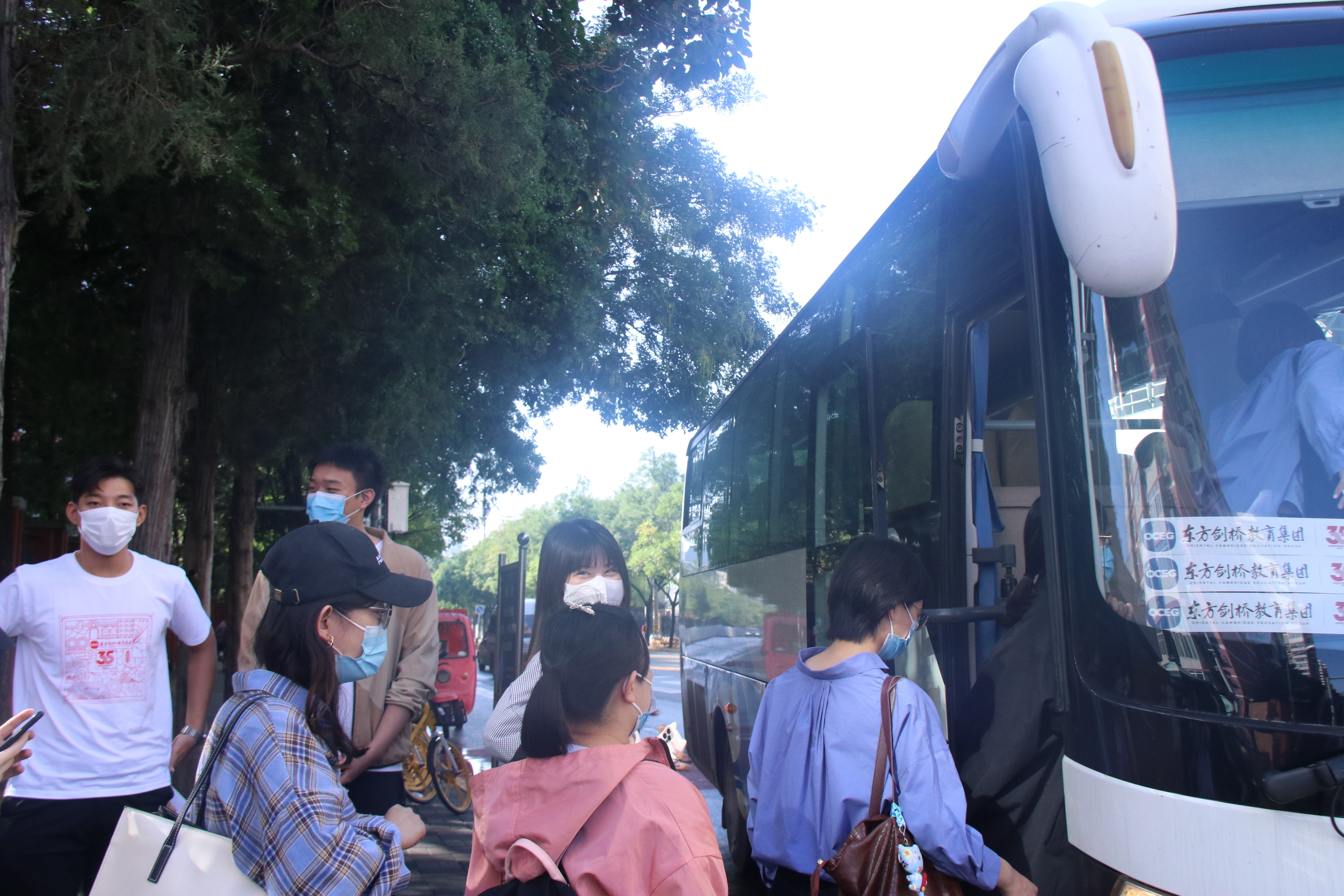 1. 参访师生出发.jpg