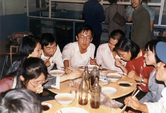 1985级教育技术无线电电子学系13852班三组于1987年9月27日骑车赴十三陵游玩后在回北师大的途中在昌平的一家饭馆吃饺子。左起：刘美凤、黄庆、李自立、马东、汪启富、徐燕虹、金建梅、贾居坚。