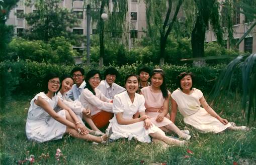 1985级教育技术无线电电子学系13852班一组在1989年6月20日合影。左起：沈庆伟、马焱、邓建平、刘宇红、夏军、黄巧明、杨永忠（在电子楼看传达室的校工）、刘树春、王世存。