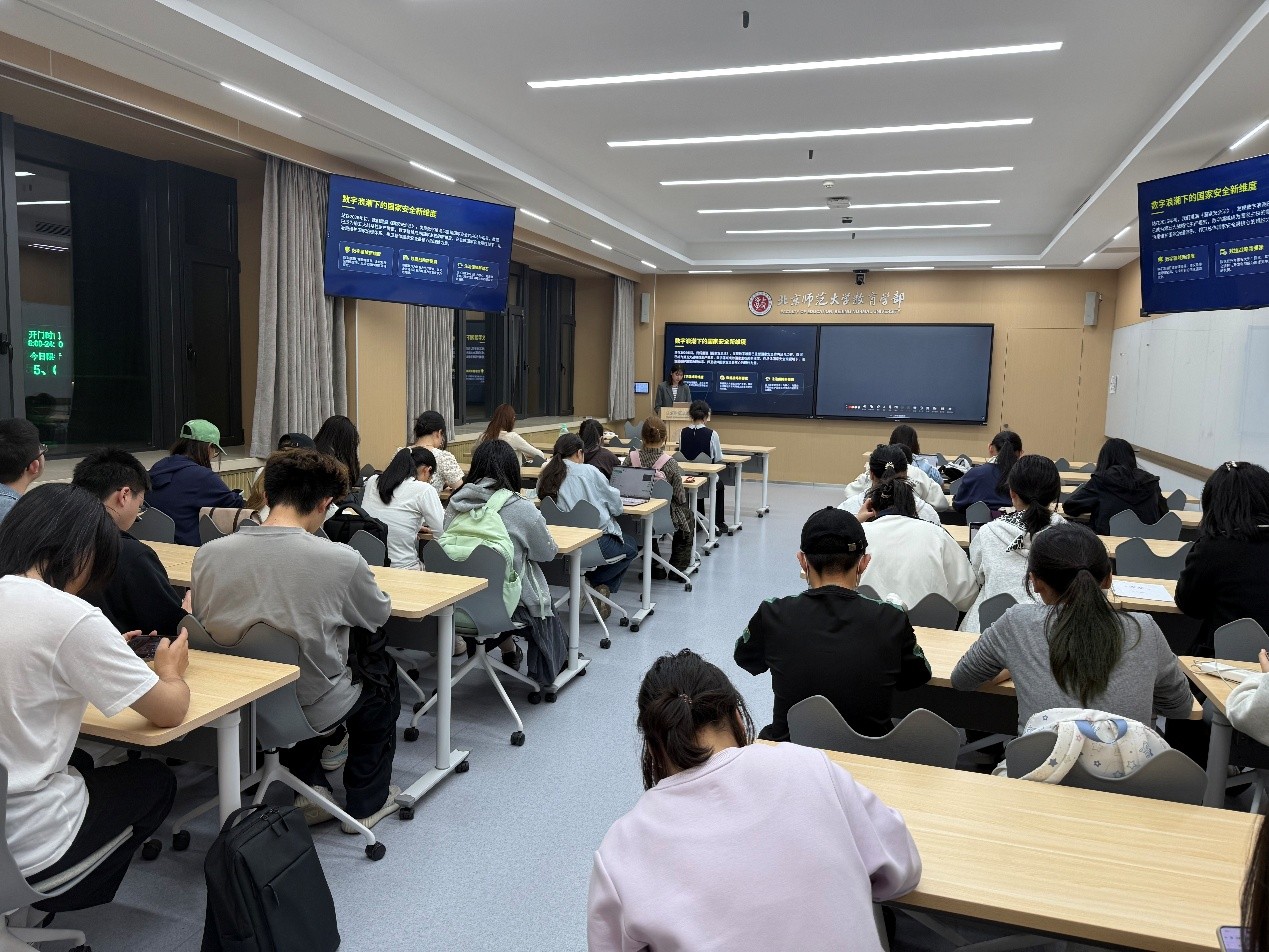 图4 同学们听讲照片.jpg