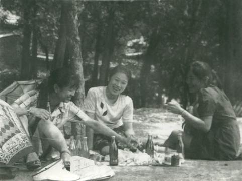 1985级教育技术无线电电子学系13852班的秦雪竹（左）、苏红（右）与无线电电子学系84级的袁京文1986年夏在野餐。