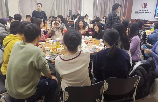 图5 同学们自由组合游戏.jpg