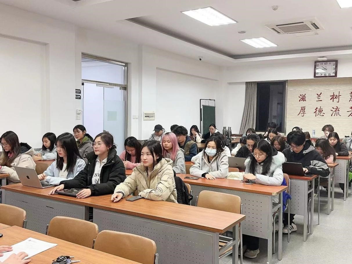 图2 同学们认真听讲.jpg