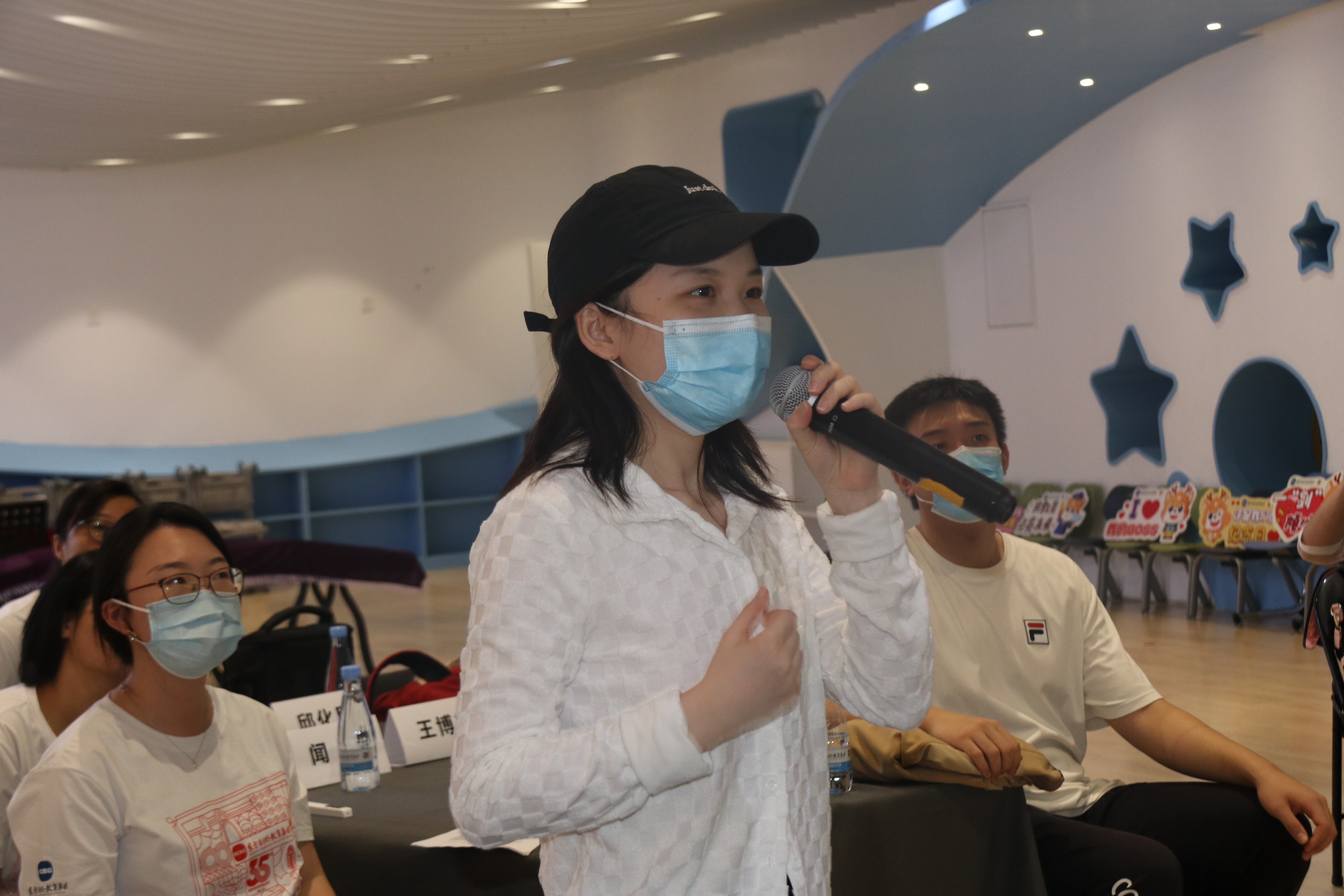 7. 同学们向校方积极提问.jpg