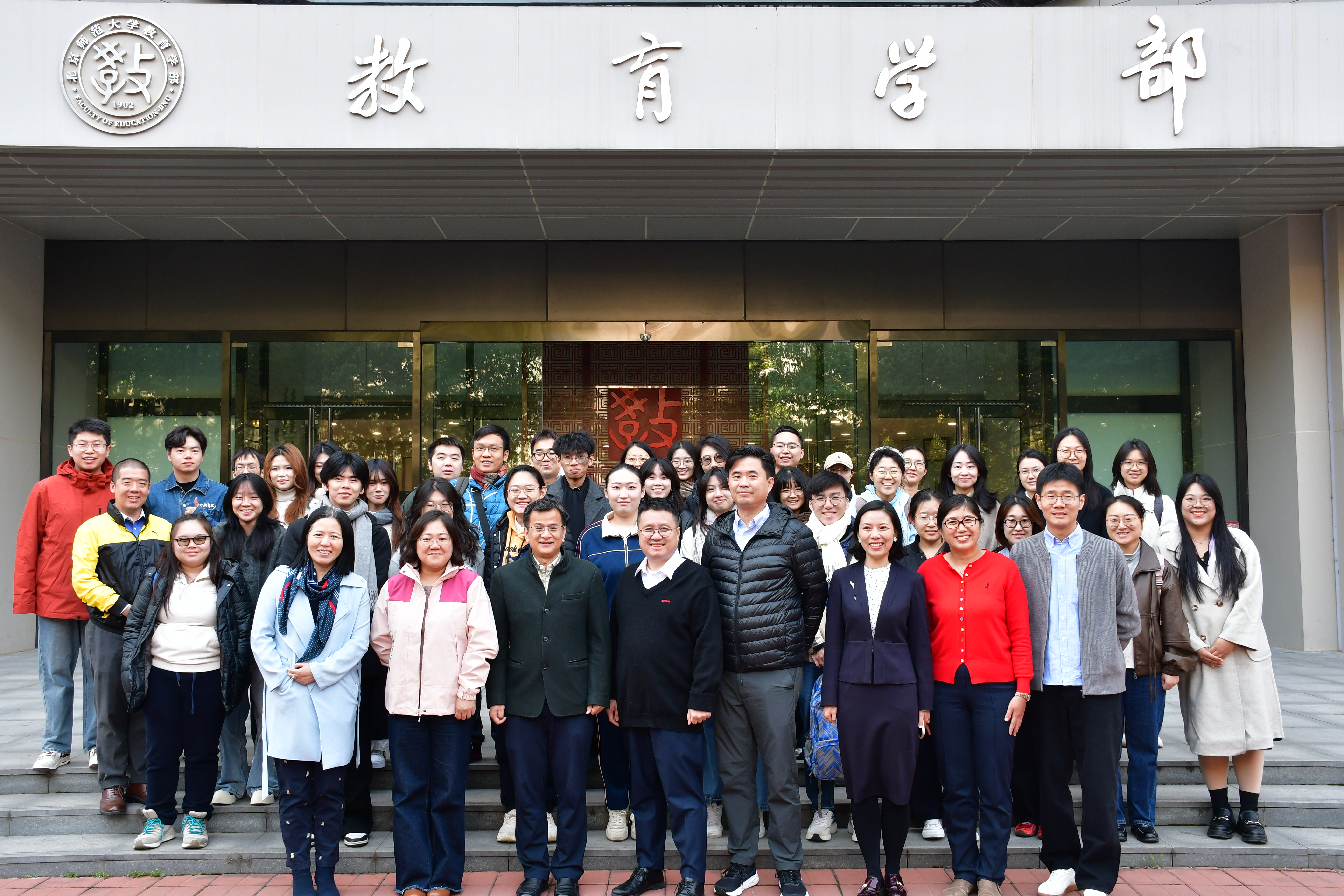 20251018举办学术研讨会-合影3.jpg