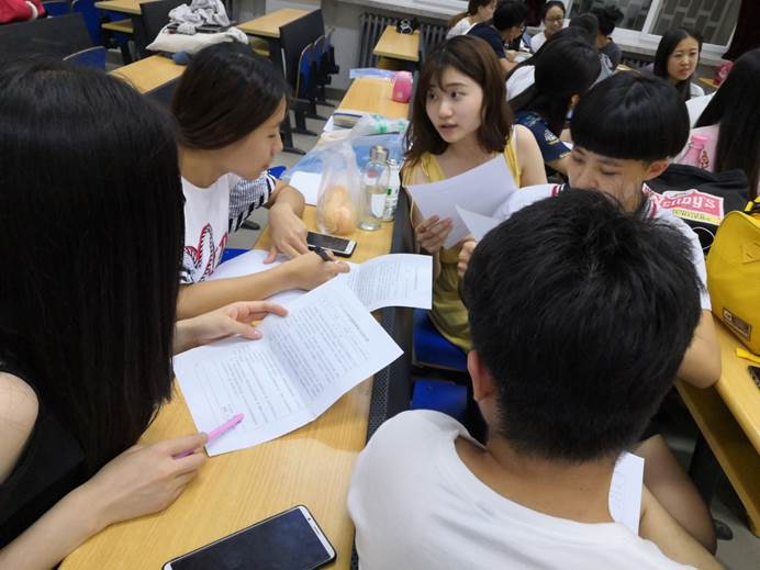 图片包含 人员, 室内, 群组, 人物
已生成极高可信度的说明