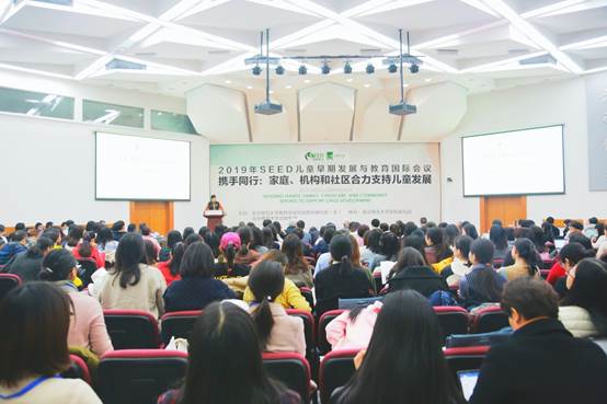 图片包含 室内, 人员, 天花板, 大型
描述已自动生成