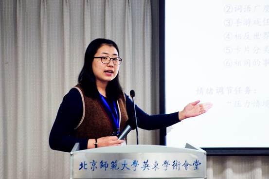 图片包含 人员, 室内, 窗帘, 墙壁
描述已自动生成