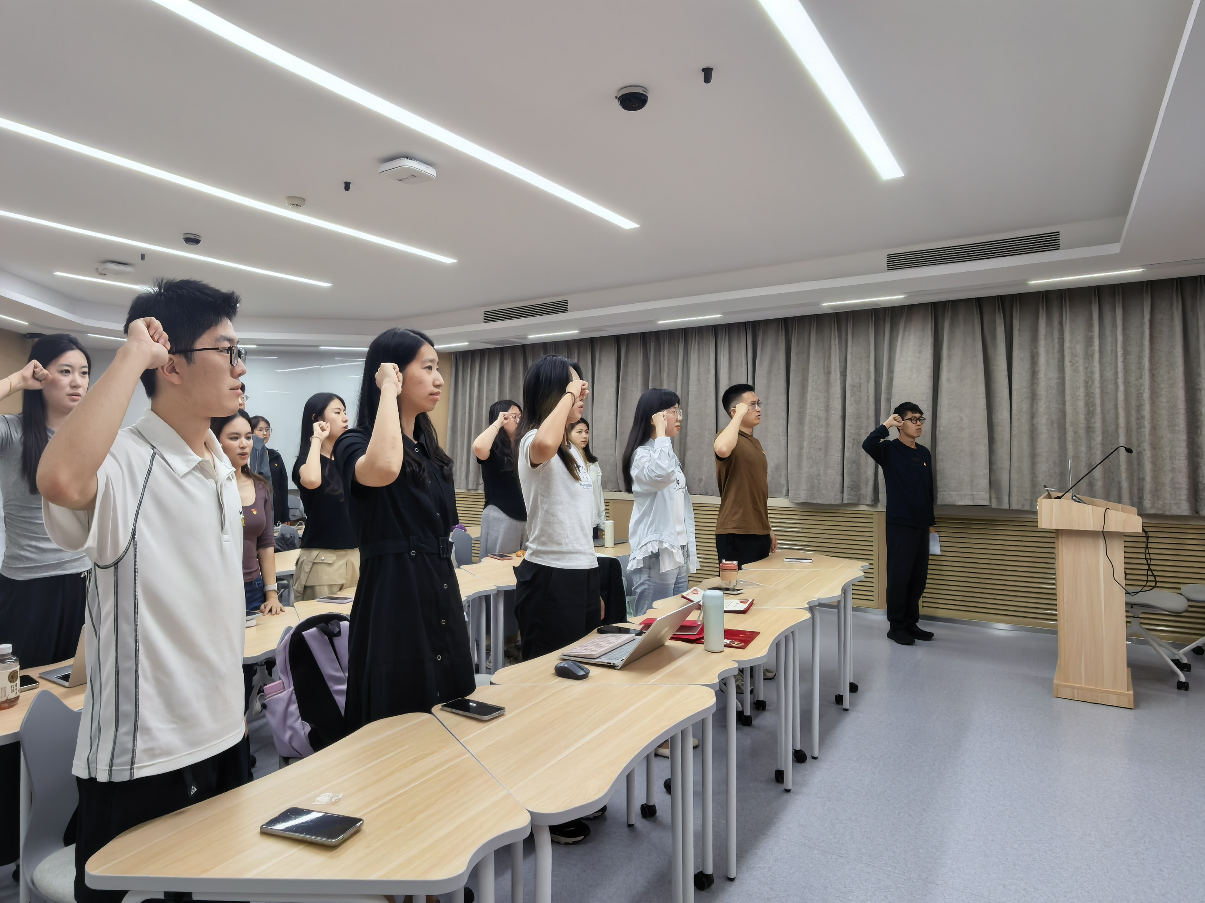 图2 过政治生日党员庄严重温入党誓词.jpg