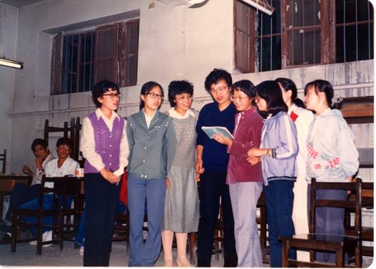 1985级教育技术无线电电子学系13852班二组女生于1987年9月26日在为送回家养病的朱学三同学（已故）举办的“让世界充满爱”主题晚会上表演节目。左起：潘清（已故）、刘新荣、咸旻、倪晓红、余英琼、陈小衡、马灵杰、林琳。