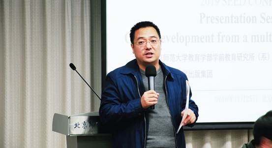 图片包含 人员, 男士, 西装, 掌握
描述已自动生成