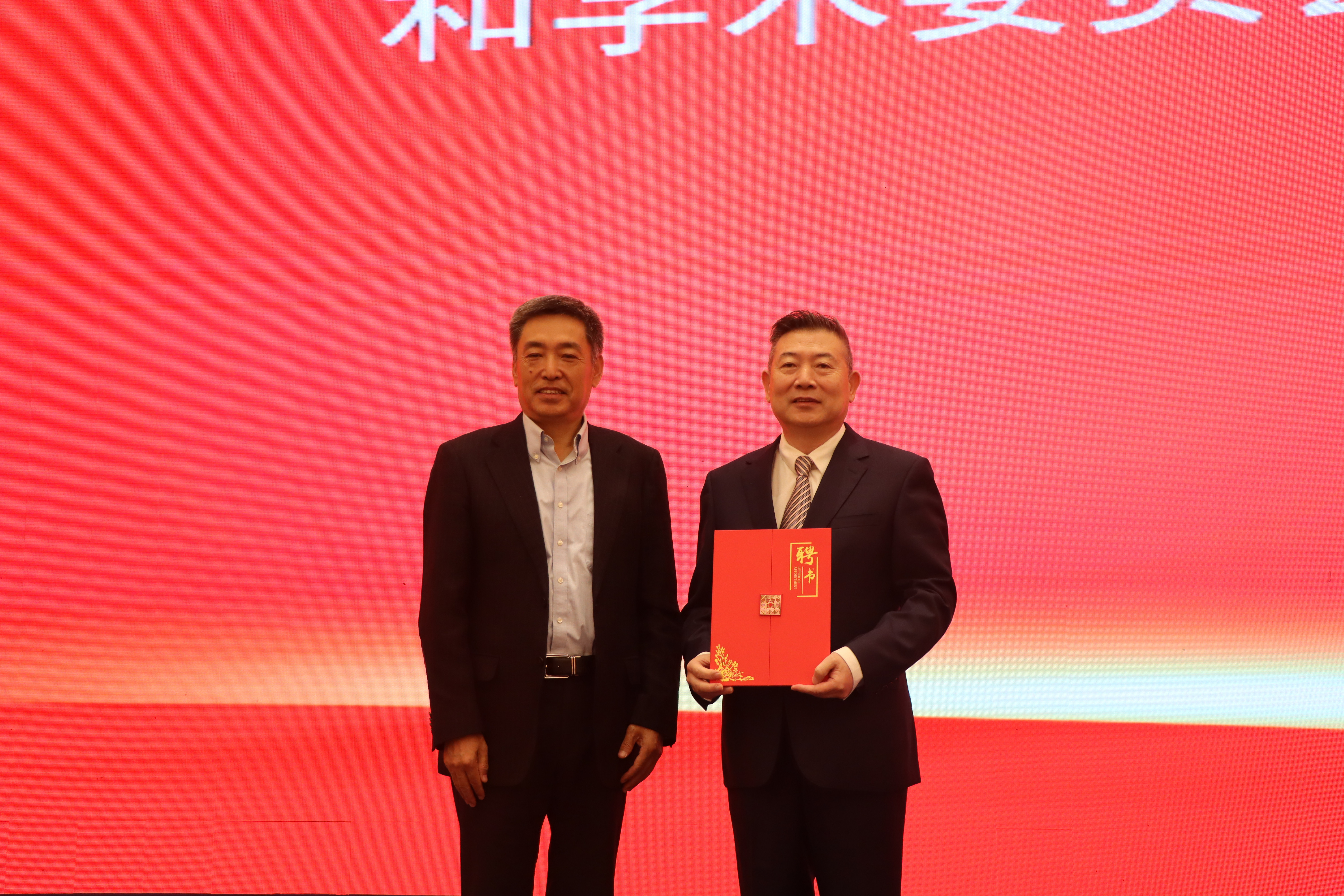 3吕玉刚为理事长颁发证书.jpg