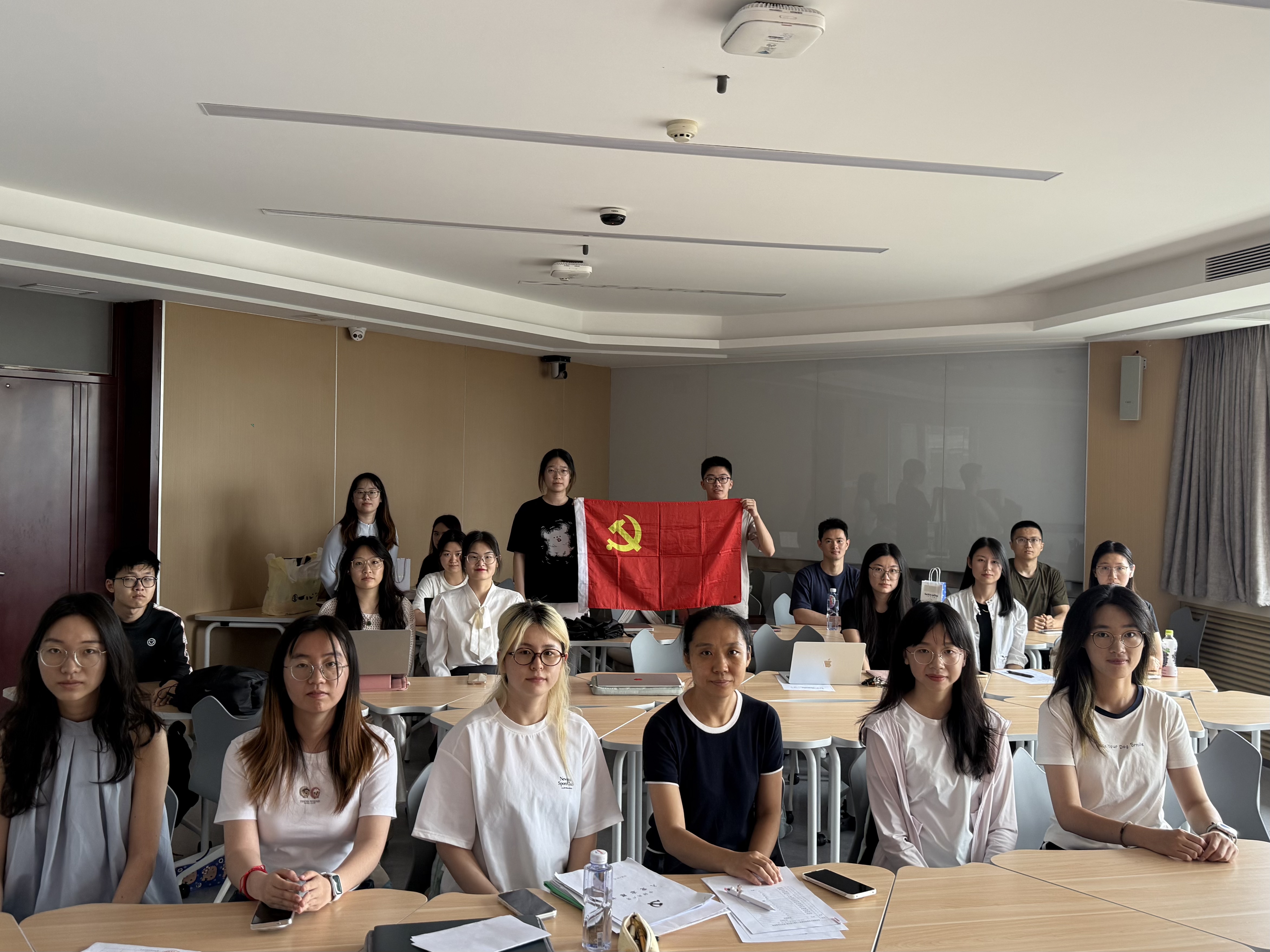 图5 与会党员合影.jpg