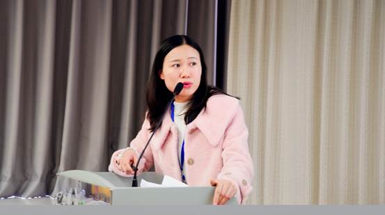 图片包含 窗帘, 人员, 室内, 妇女
描述已自动生成