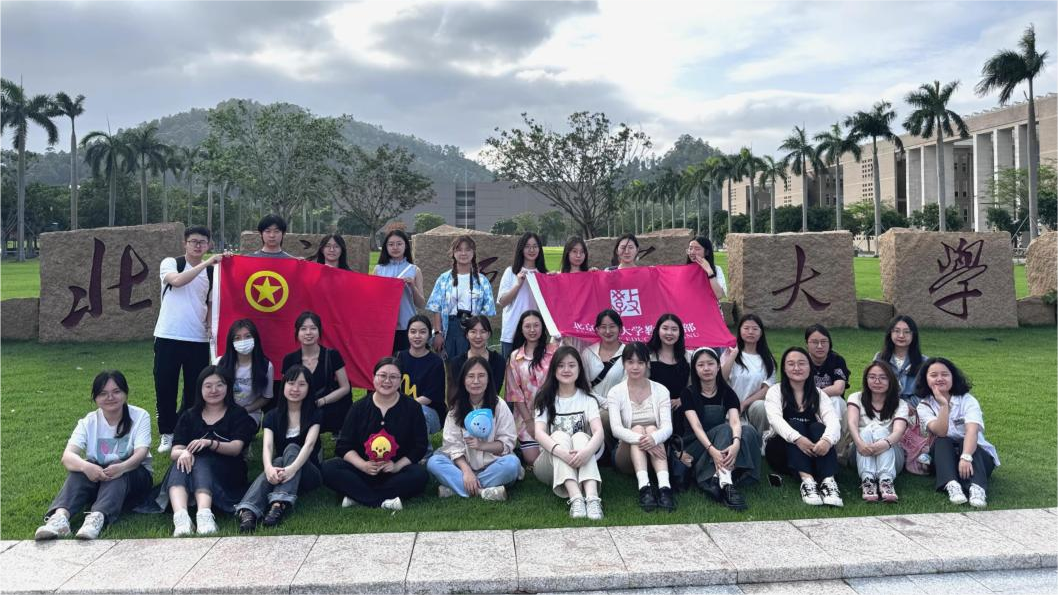 2师生于珠海校区校名石前合影留念.png
