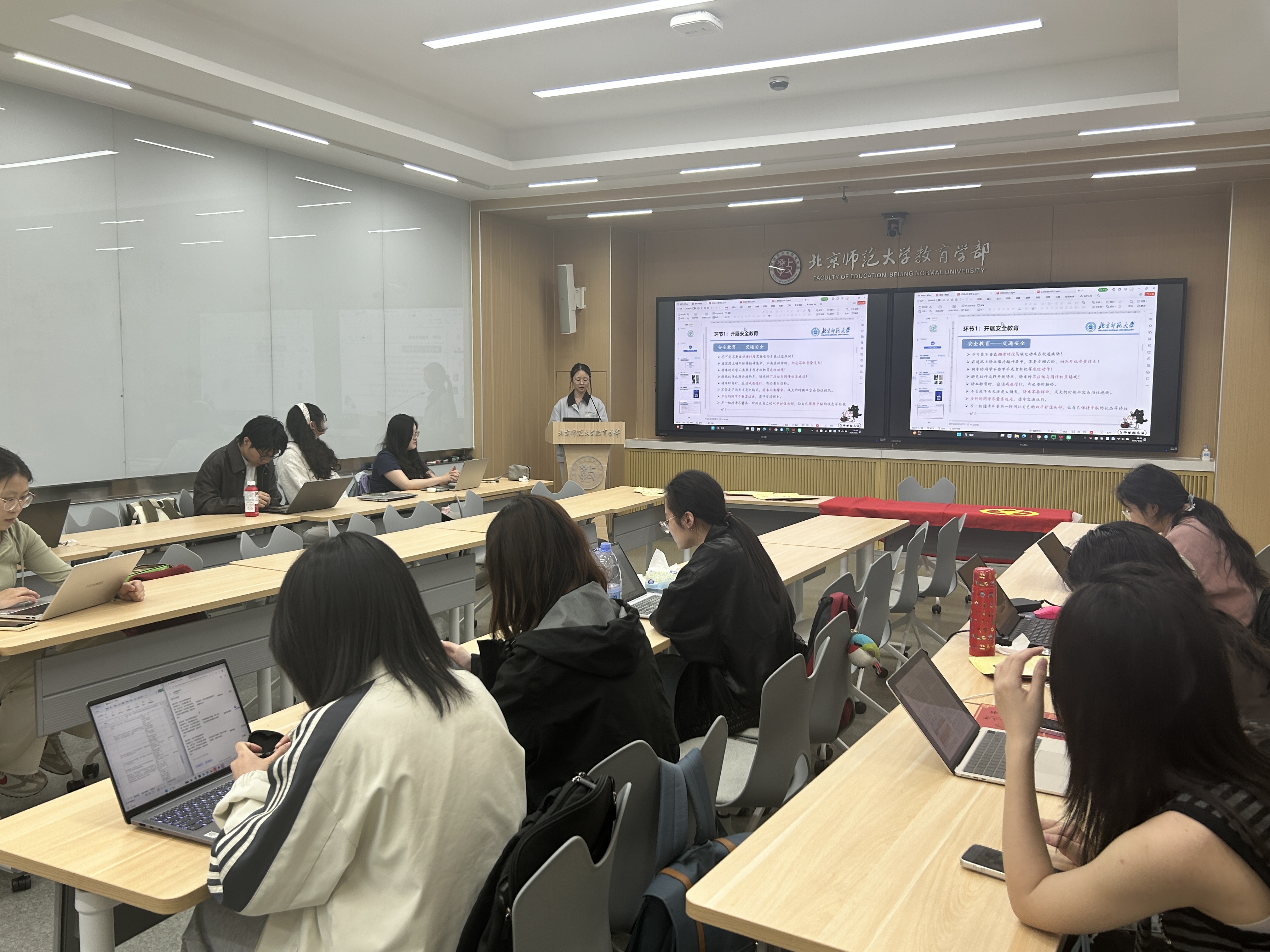 图2 同学们认真倾听讲解.jpg