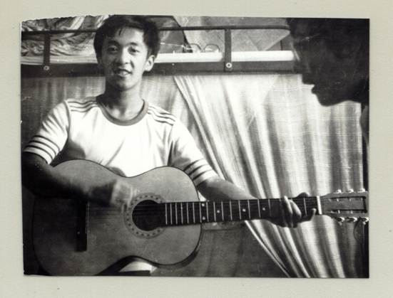 1985级教育技术马东1989年夏在宿舍弹吉他。
