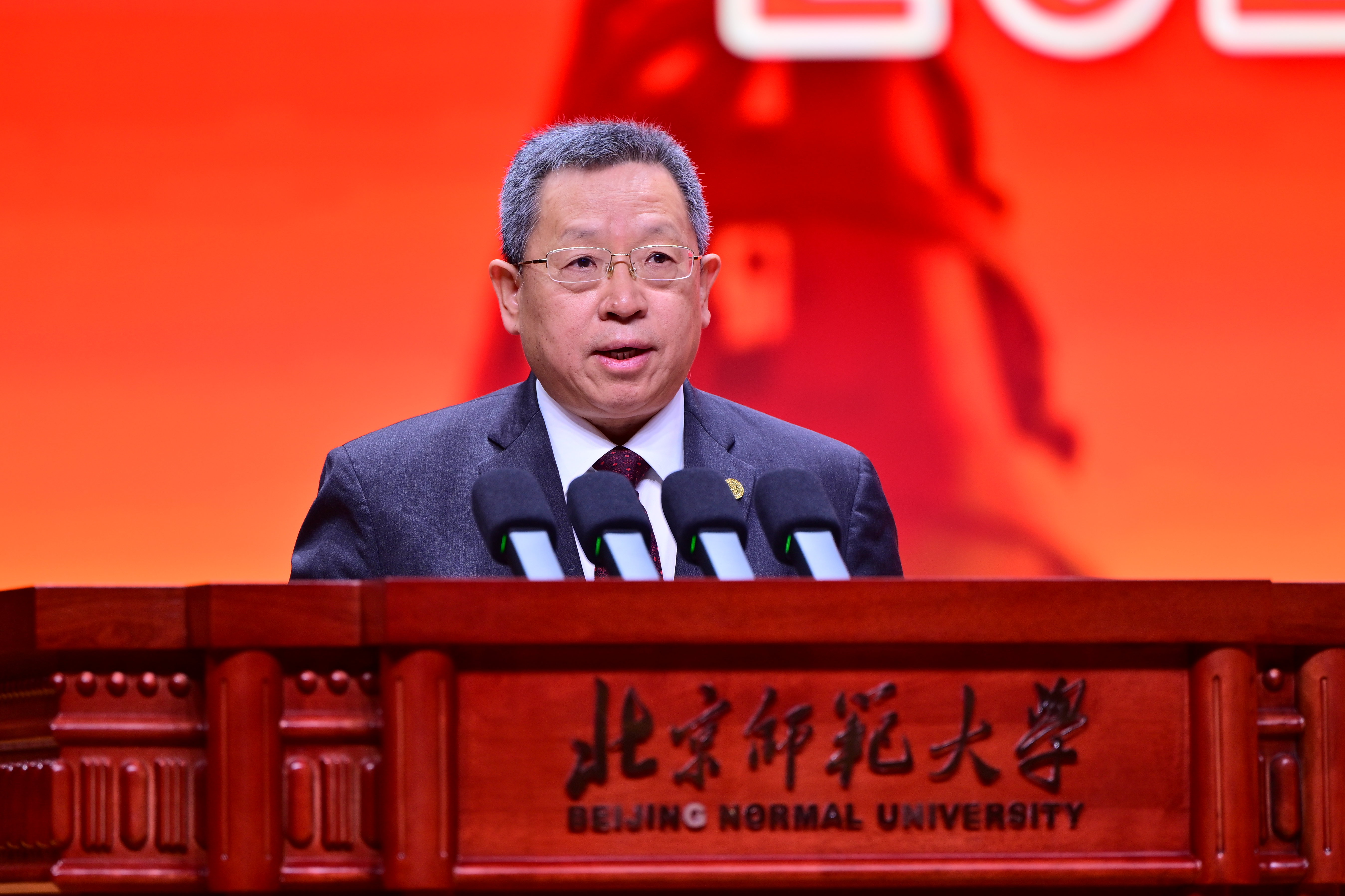 图4 朱旭东部长为新生寄语.jpg