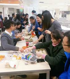 小组成员紧锣密鼓包饺子中