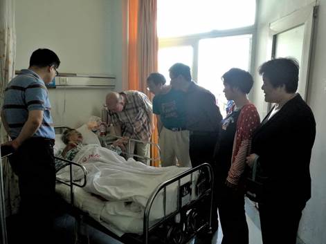 说明: 看望朱美玉老师.jpg