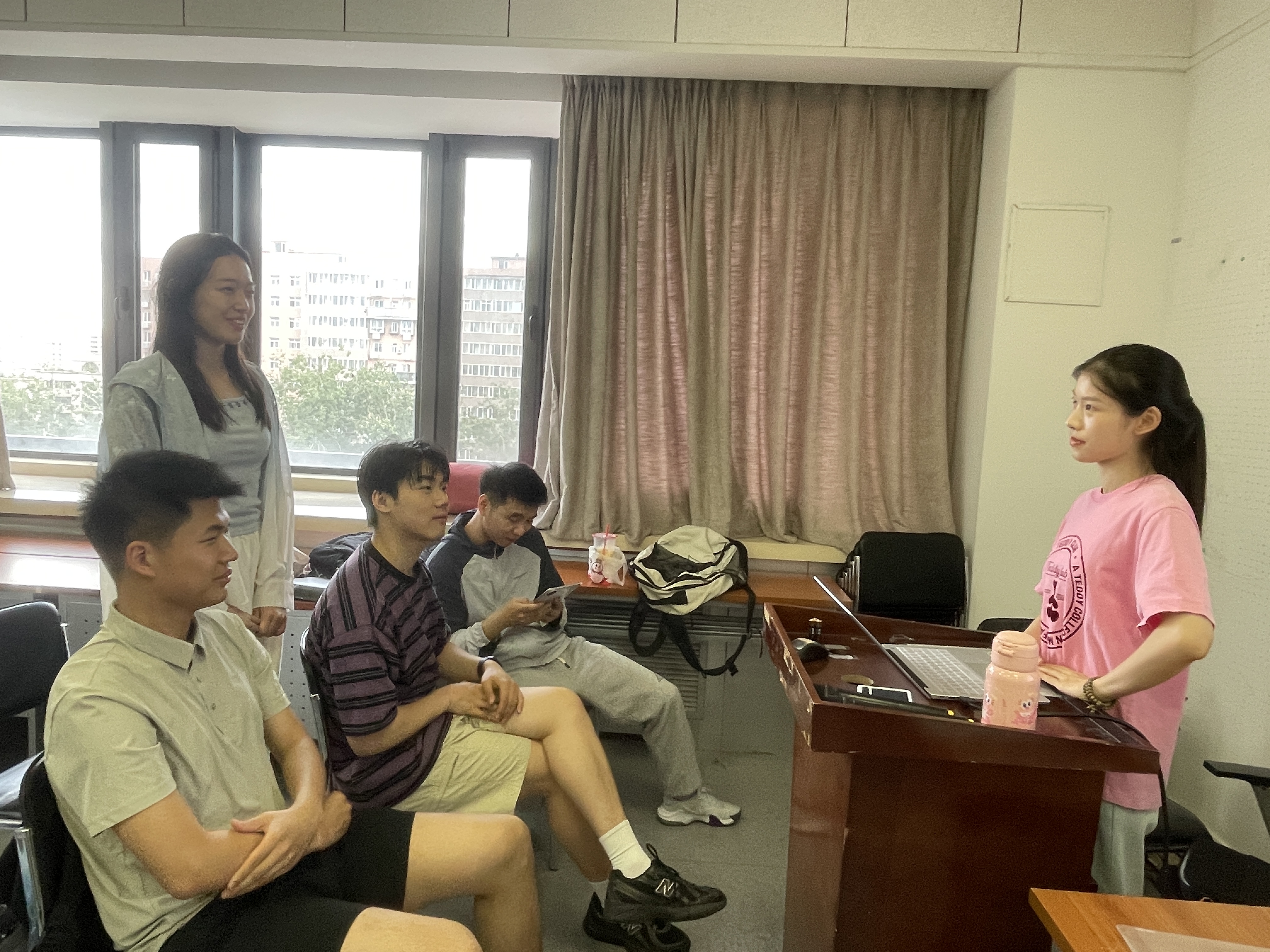 图2 班级同学积极交流分享.jpg