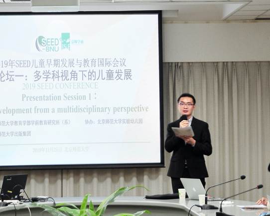 图片包含 室内, 男士, 墙壁, 人员
描述已自动生成