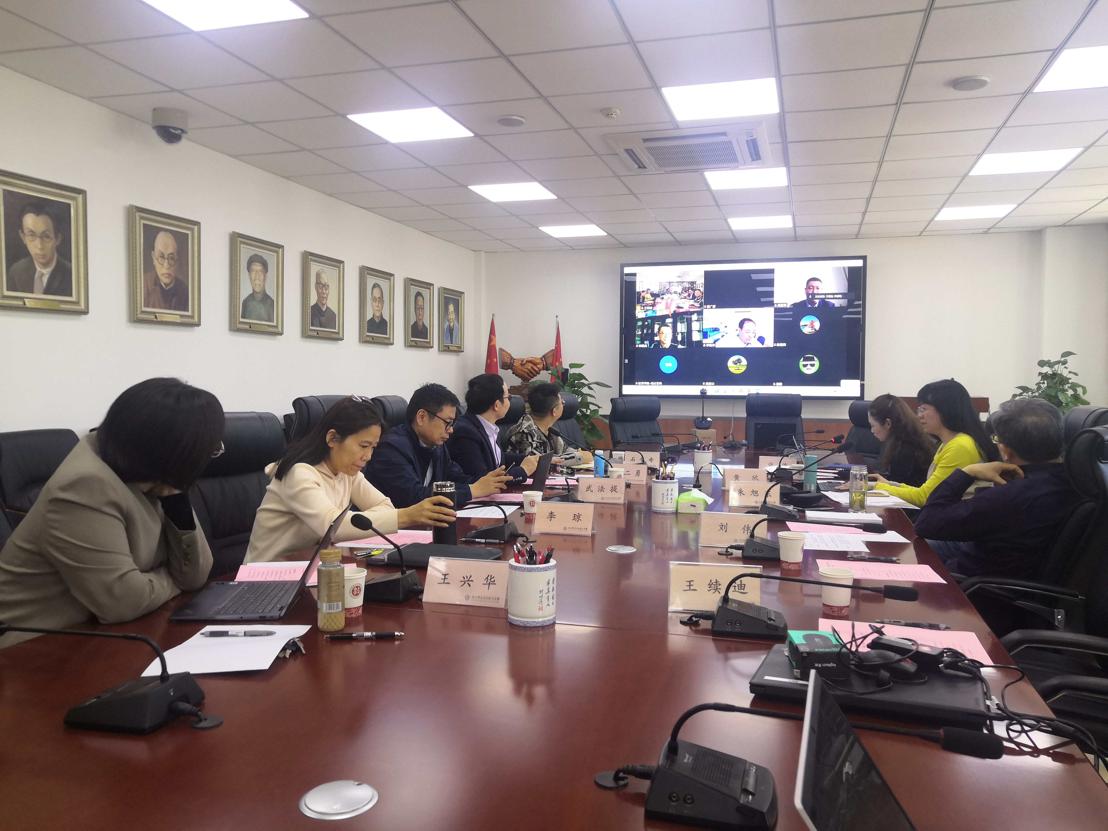 座谈会.jpg
