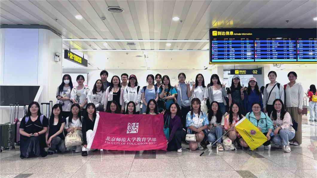 1师生于珠海金湾机场合影留念.png