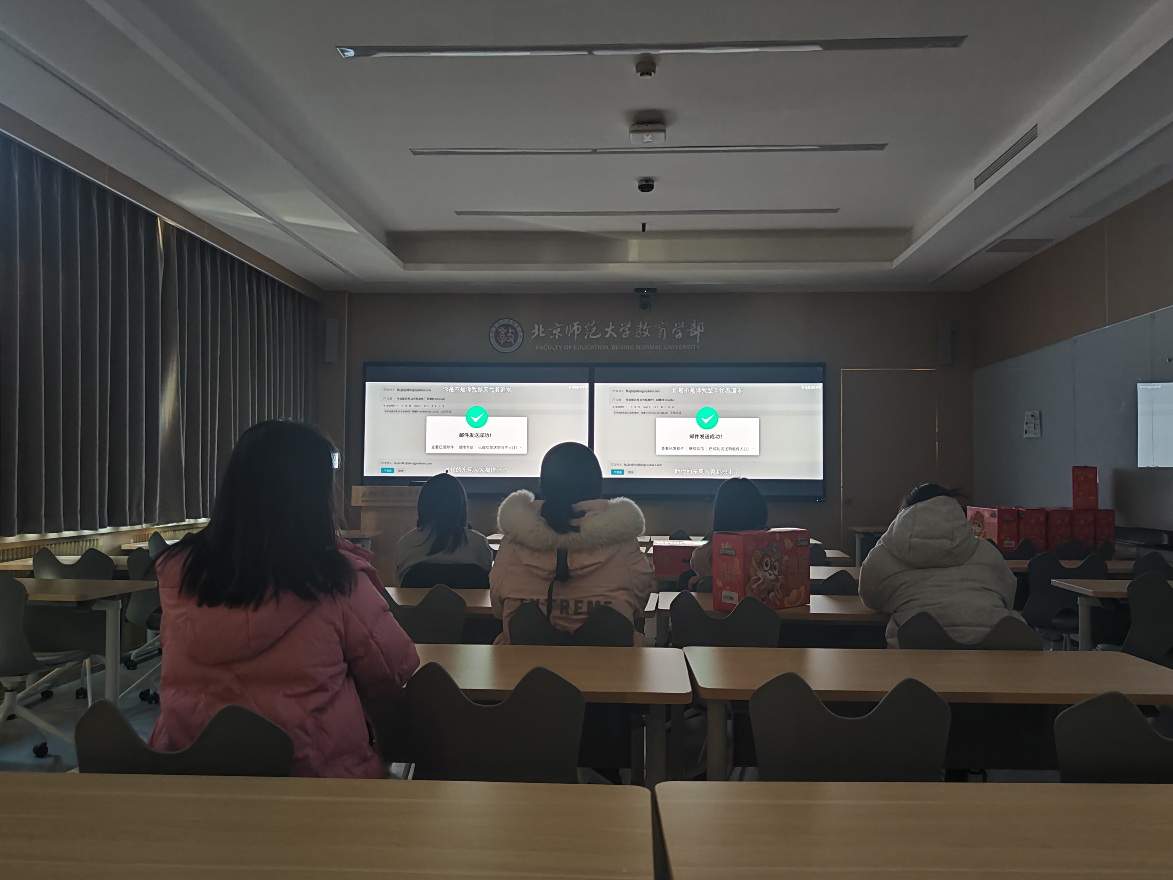 图3 同学们观看电影.jpg
