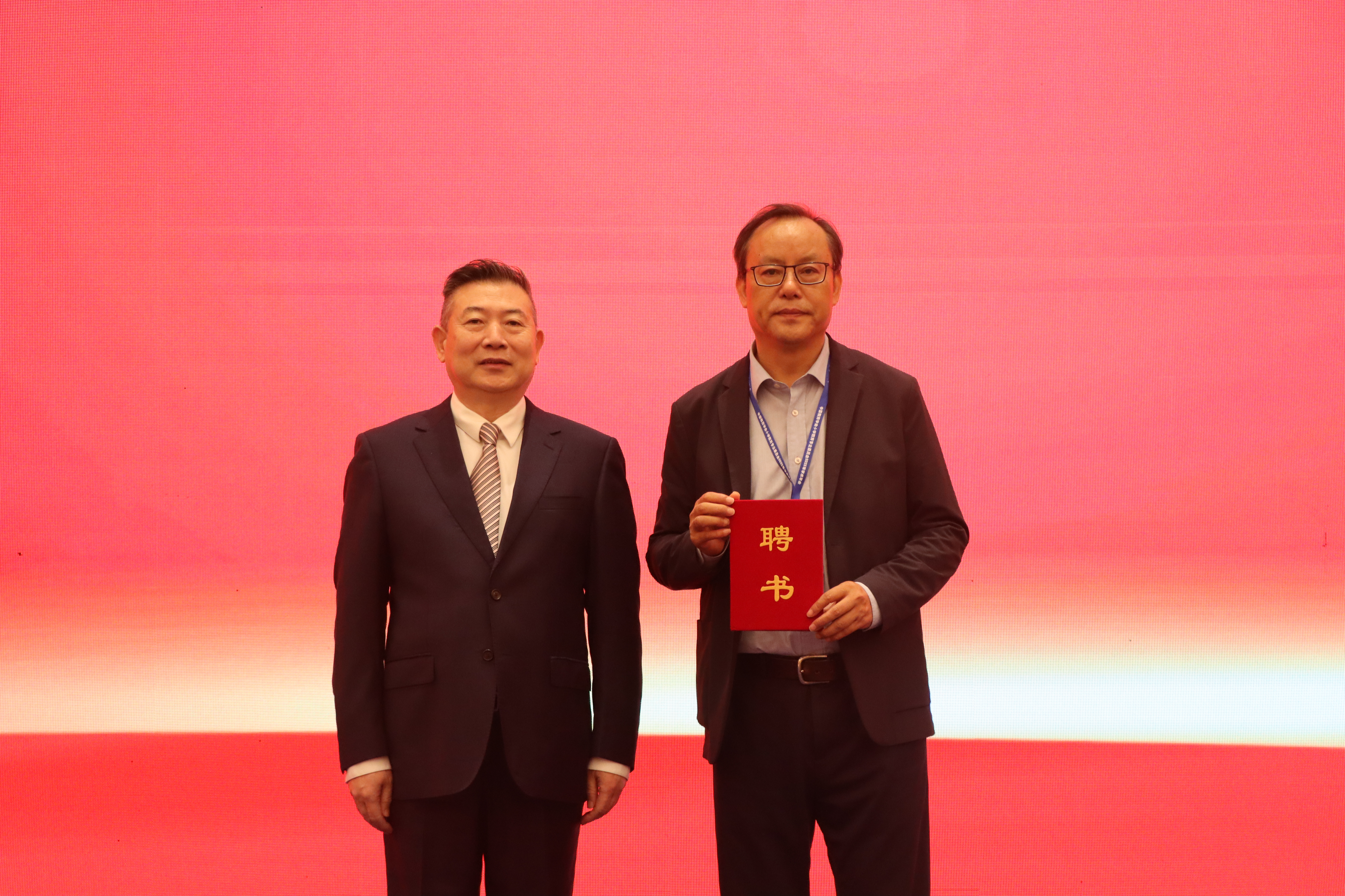 7李明新为学术委员会主任颁发证书.jpg