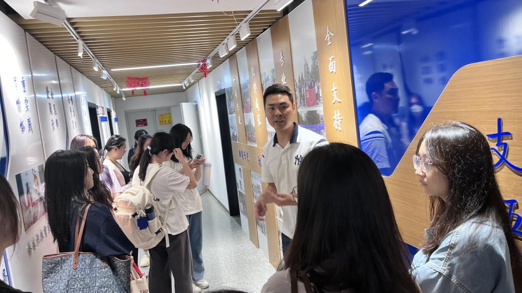 3王海洋老师带领全体参观乐育书院空间建设.png