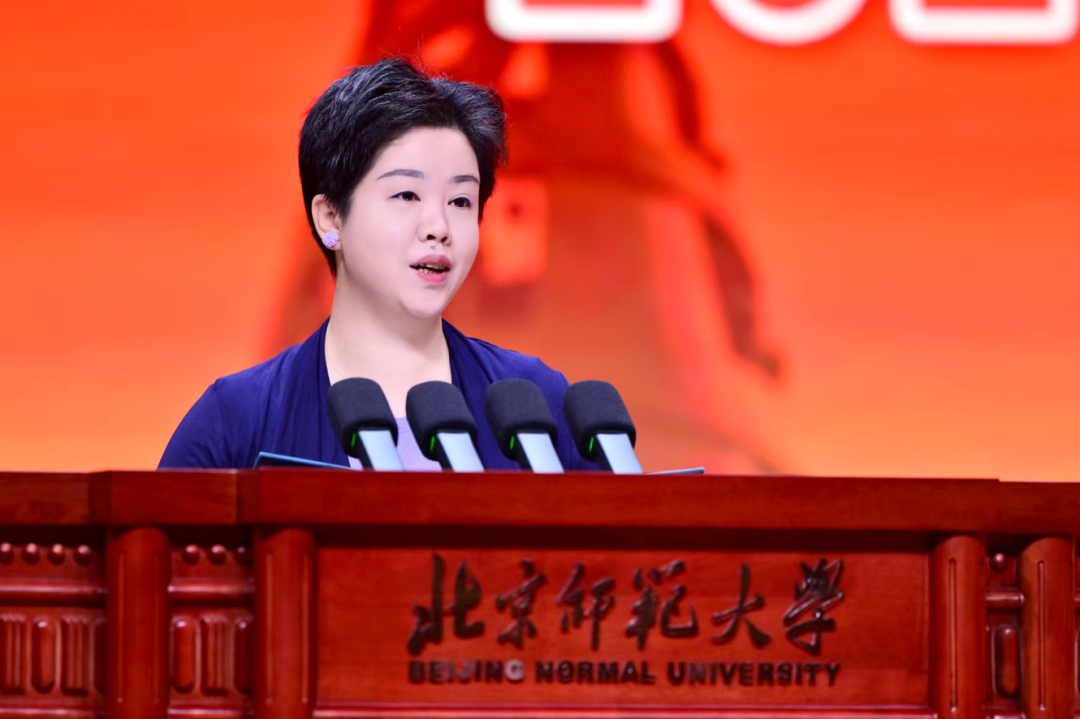 图5 教师代表郑璇教授致辞.png