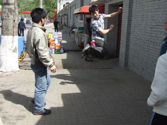 2001级教育技术毕业后小聚5_乐群旁边的空地上踢毽子