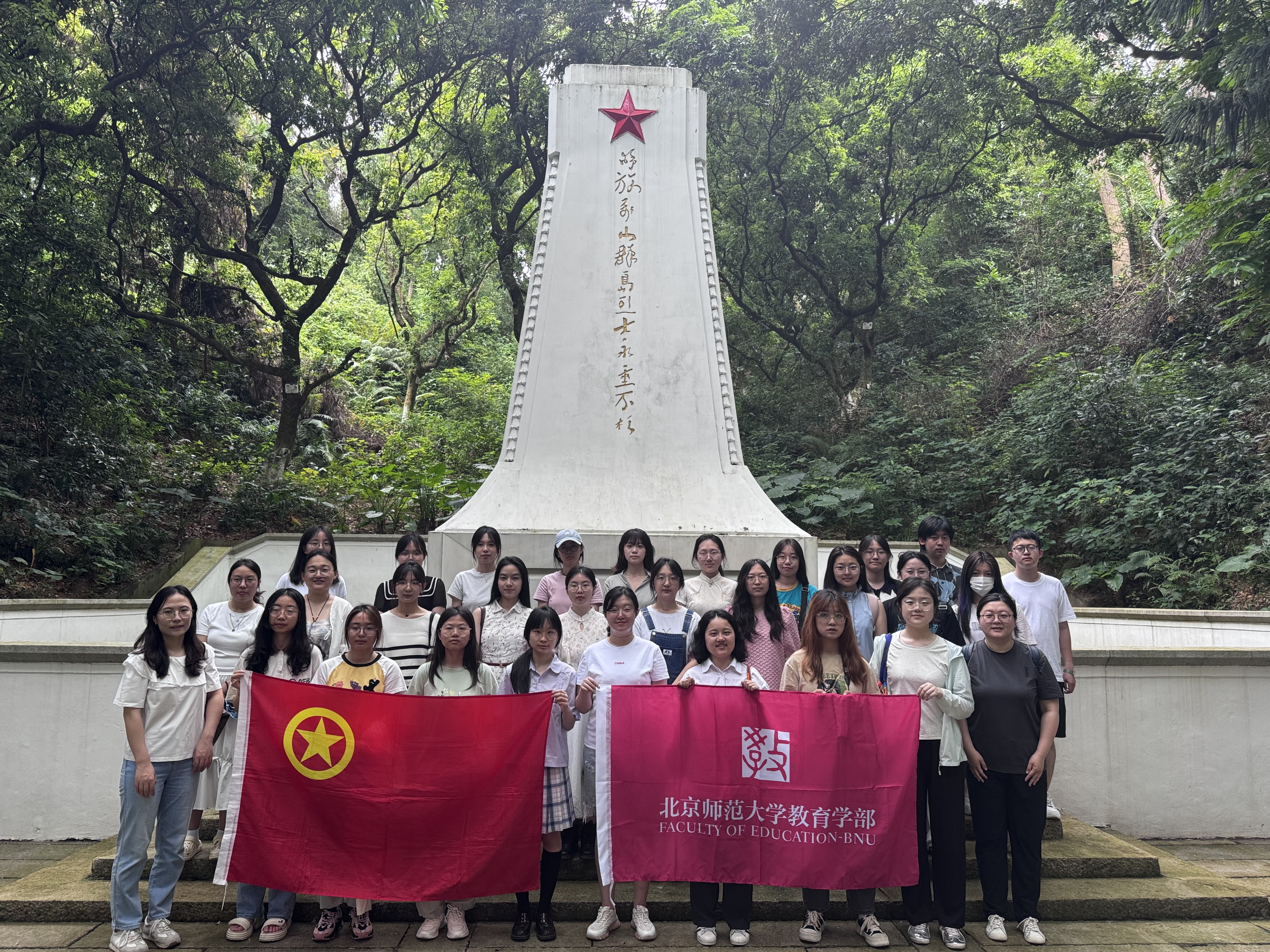 16学员于解放万山群岛烈士纪念碑前合照留念.jpg