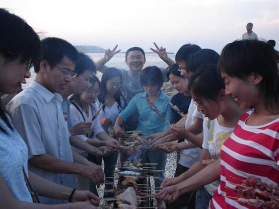 2001级教育技术毕业旅行-七手八脚玩烧烤（有人不干活还抢镜头）