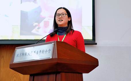 图片包含 墙壁, 室内, 人员
描述已自动生成