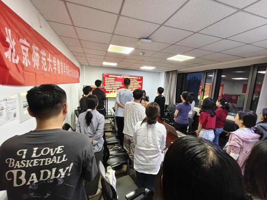 图 2 全体与会人员高唱国际歌.png