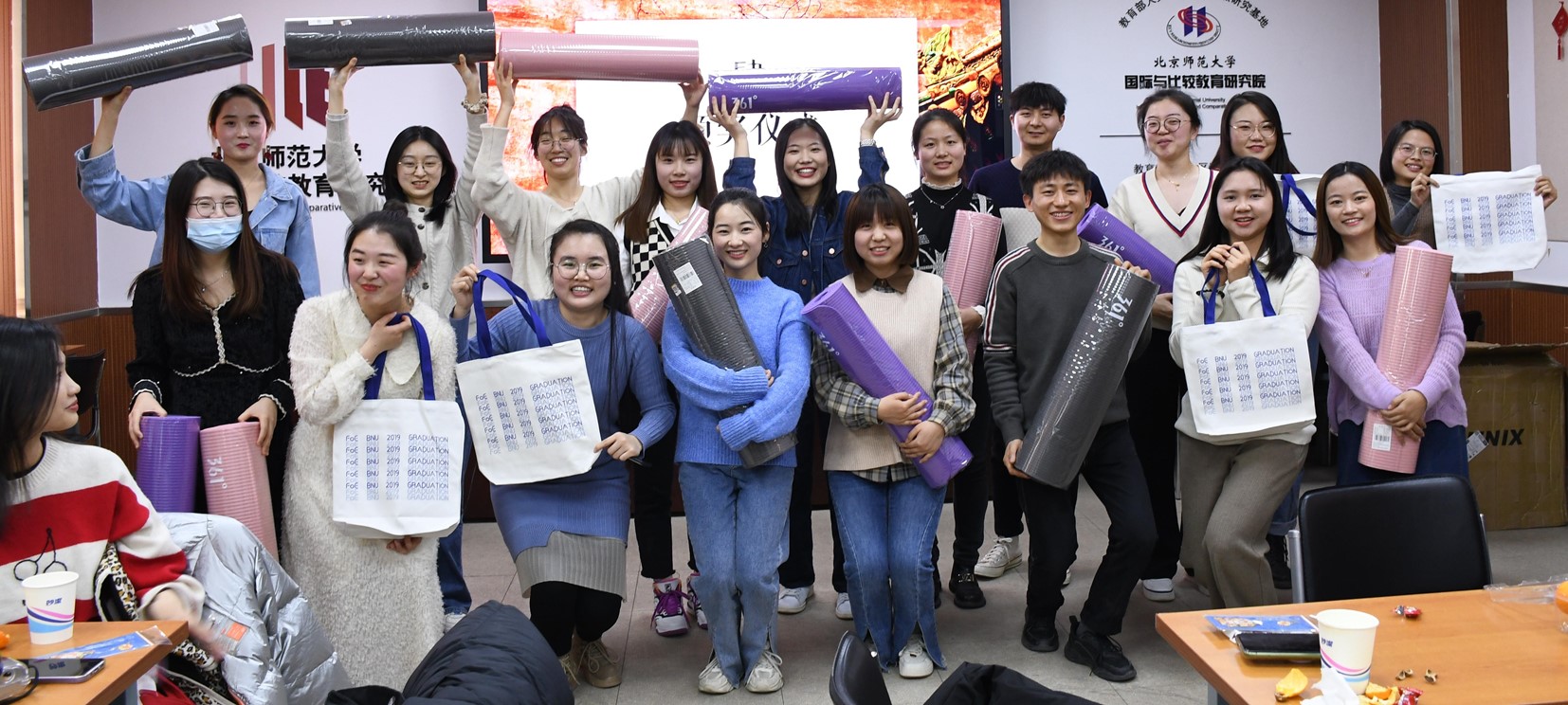 图4 为参加跳绳比赛的同学颁奖.jpg
