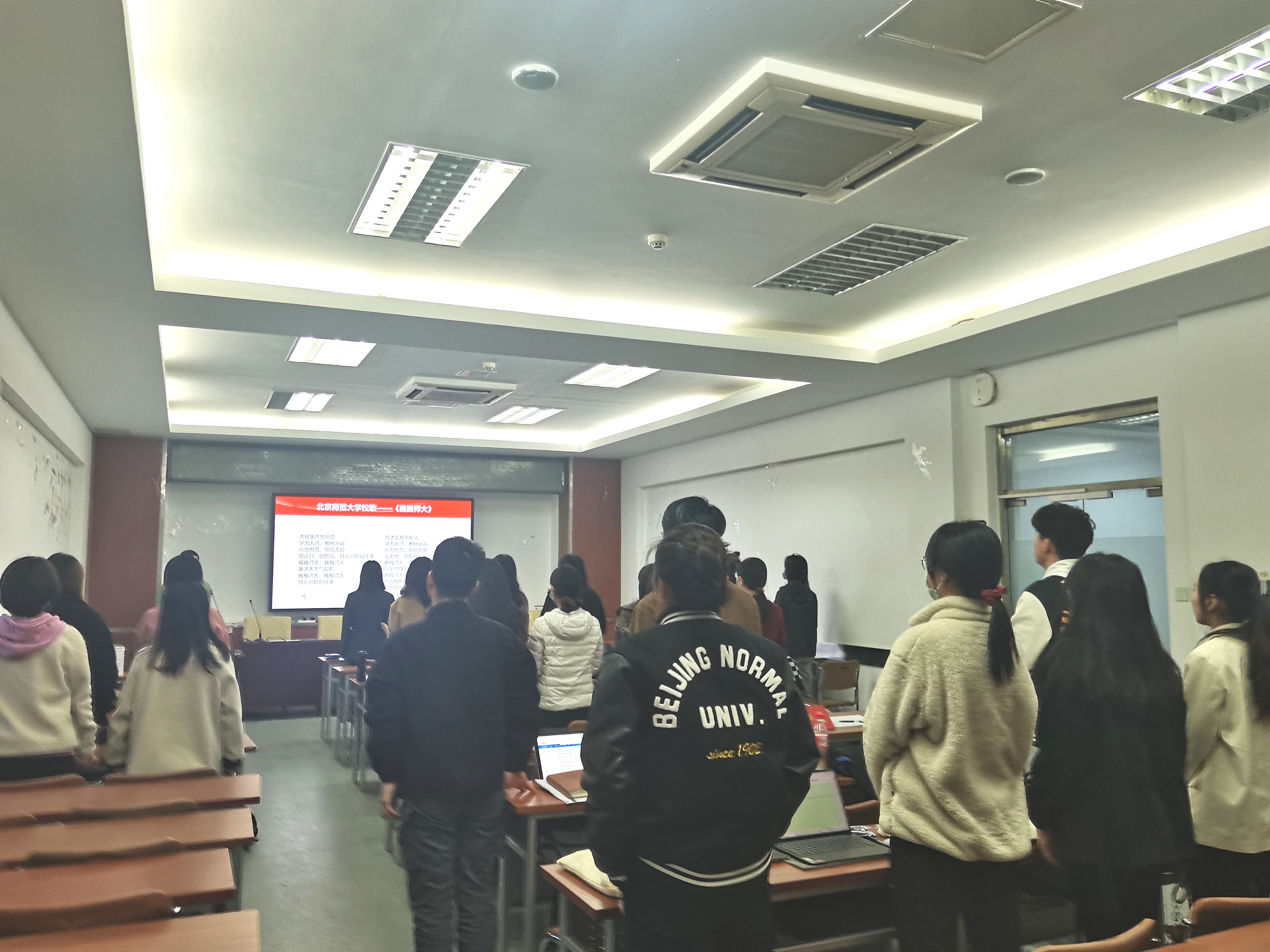 图1 _ 师生齐唱校歌.jpeg