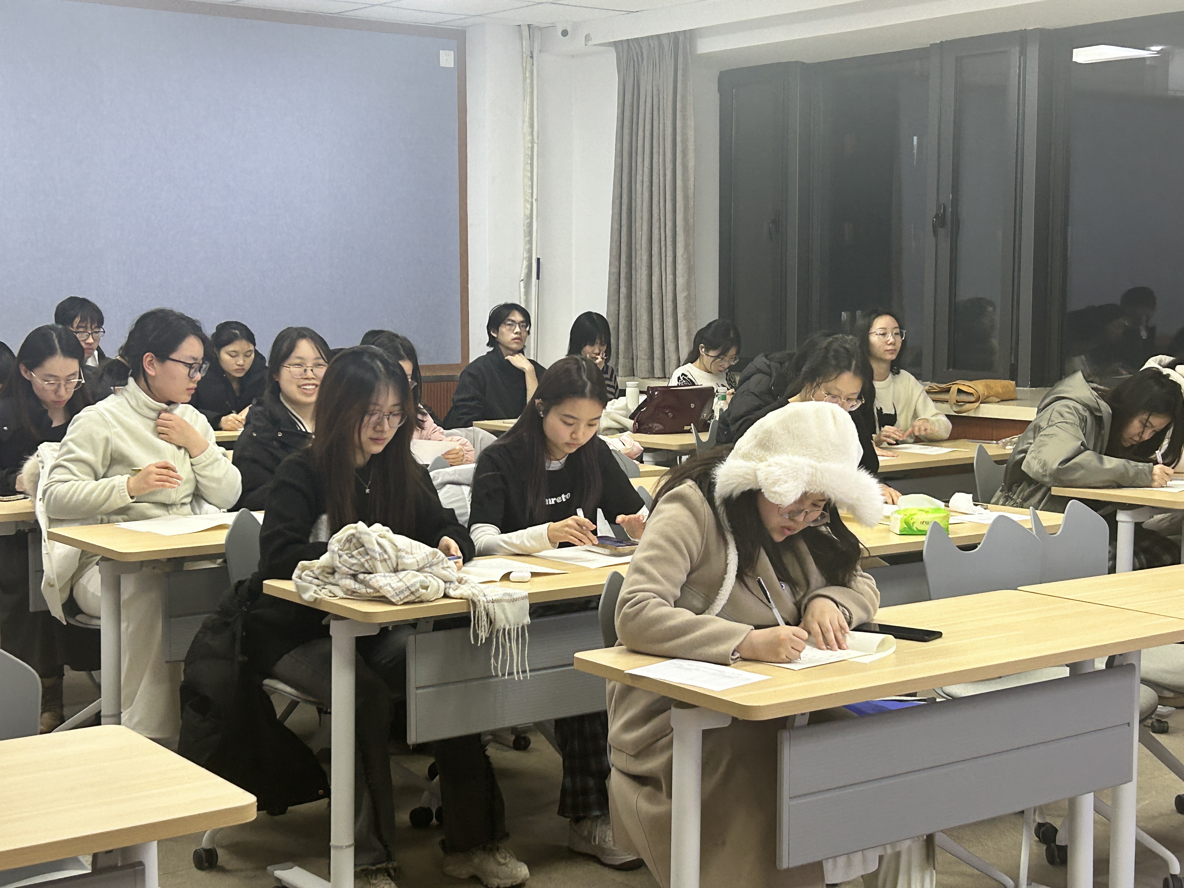 图4 同学们认真签署诚信考试承诺书.jpg