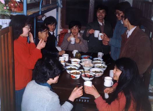 1985级教育技术无线电电子学系13852班四组与84级两位女生1988年在宿舍聚餐。左起：84级女生、孙红、84级女生、周铁、牛连江、张冬初、张学超、冯青峰、苏红。