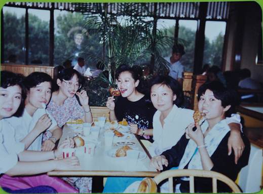1991年6月，1987级小学教育某宿舍同学去北京开的首家肯德基（前门）吃散伙饭