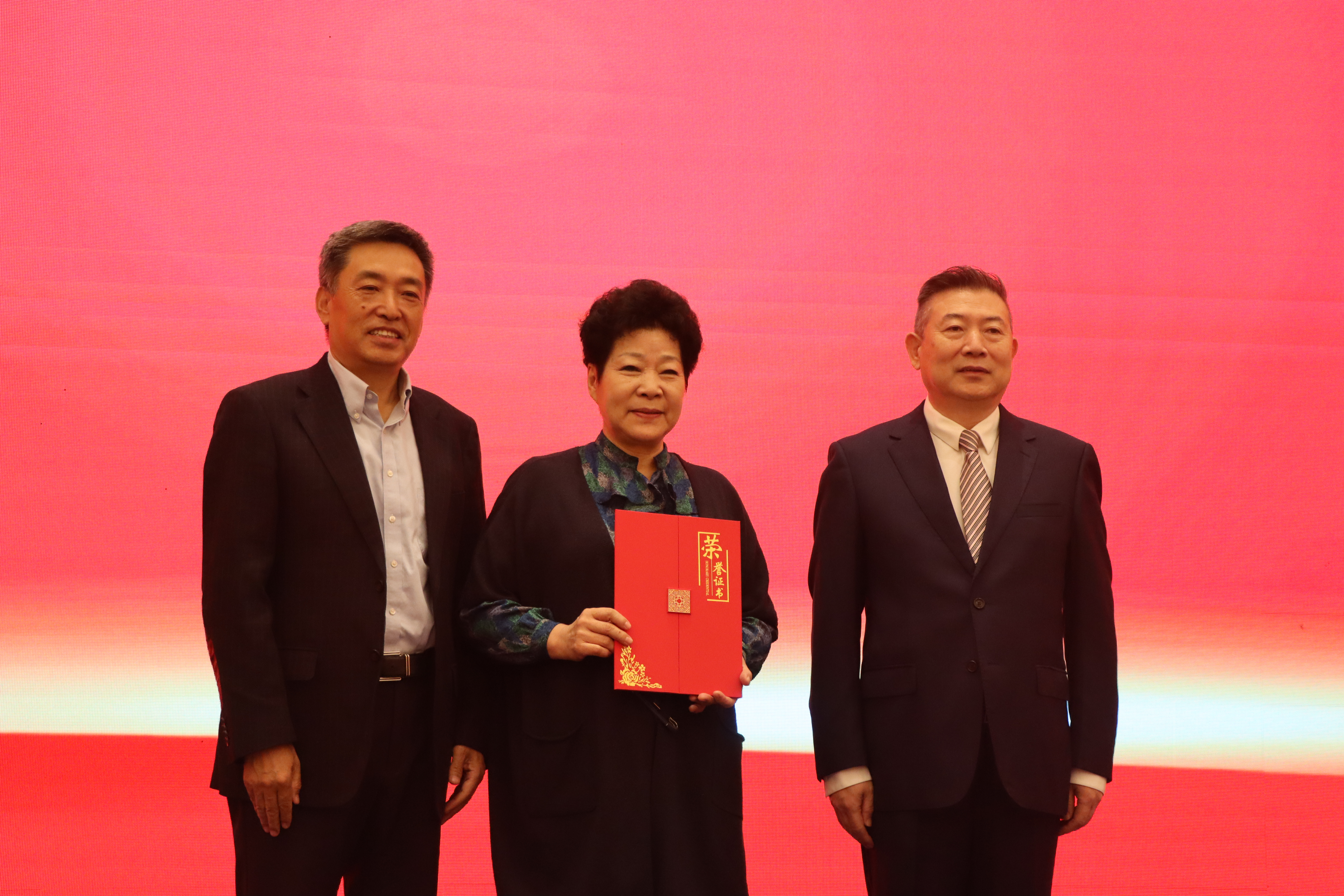 8吕玉刚,李明新为名誉理事长颁发证书.jpg