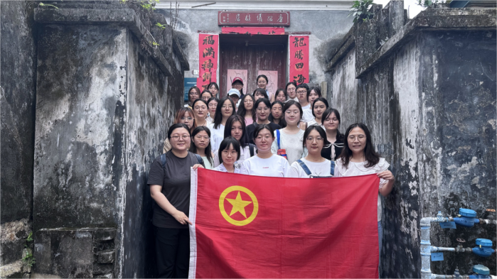17学员于唐绍仪故居门前合影留念.png