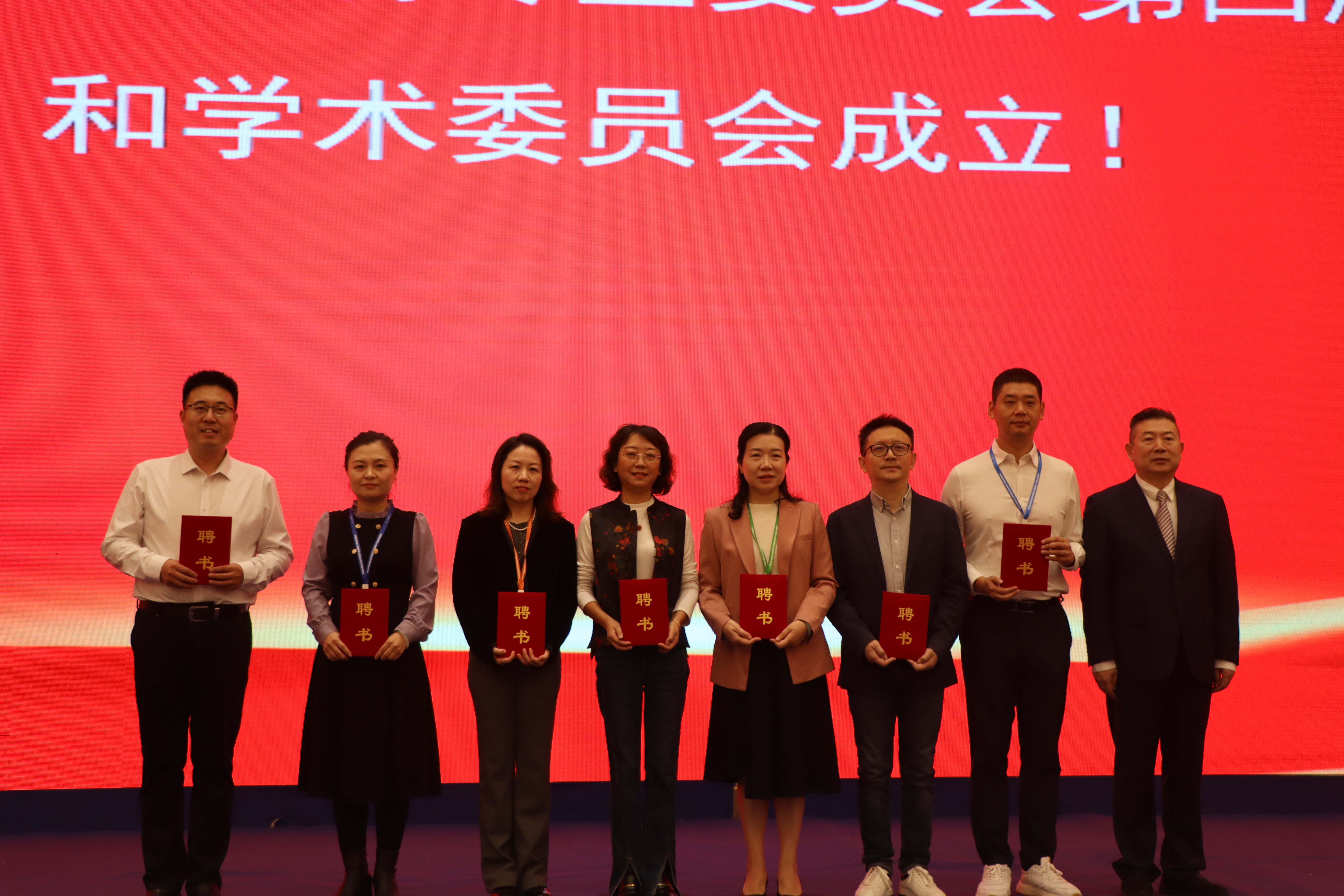 6李明新为副秘书长颁发证书.jpg