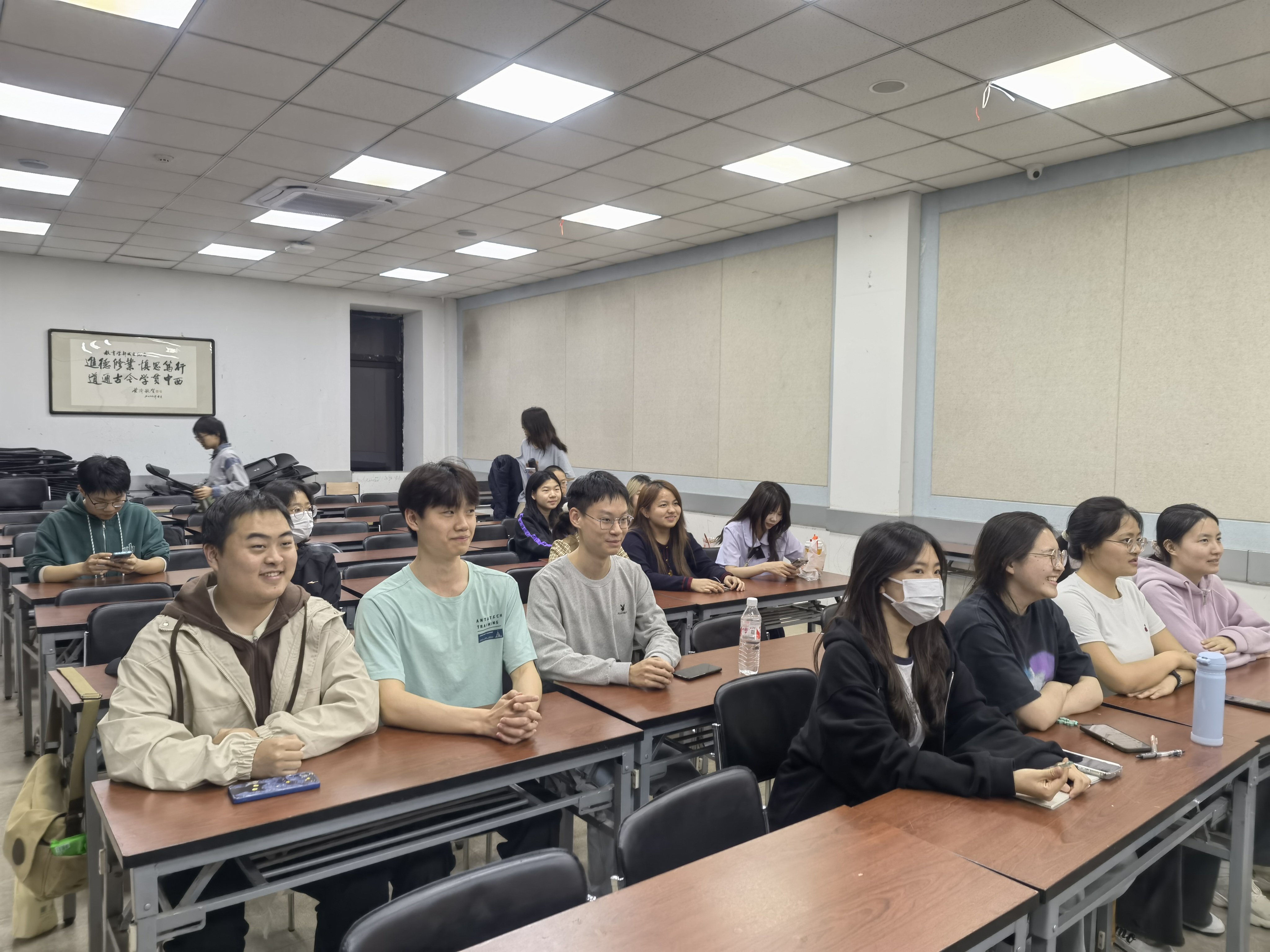 线下参会的同学进行集体合影.jpg