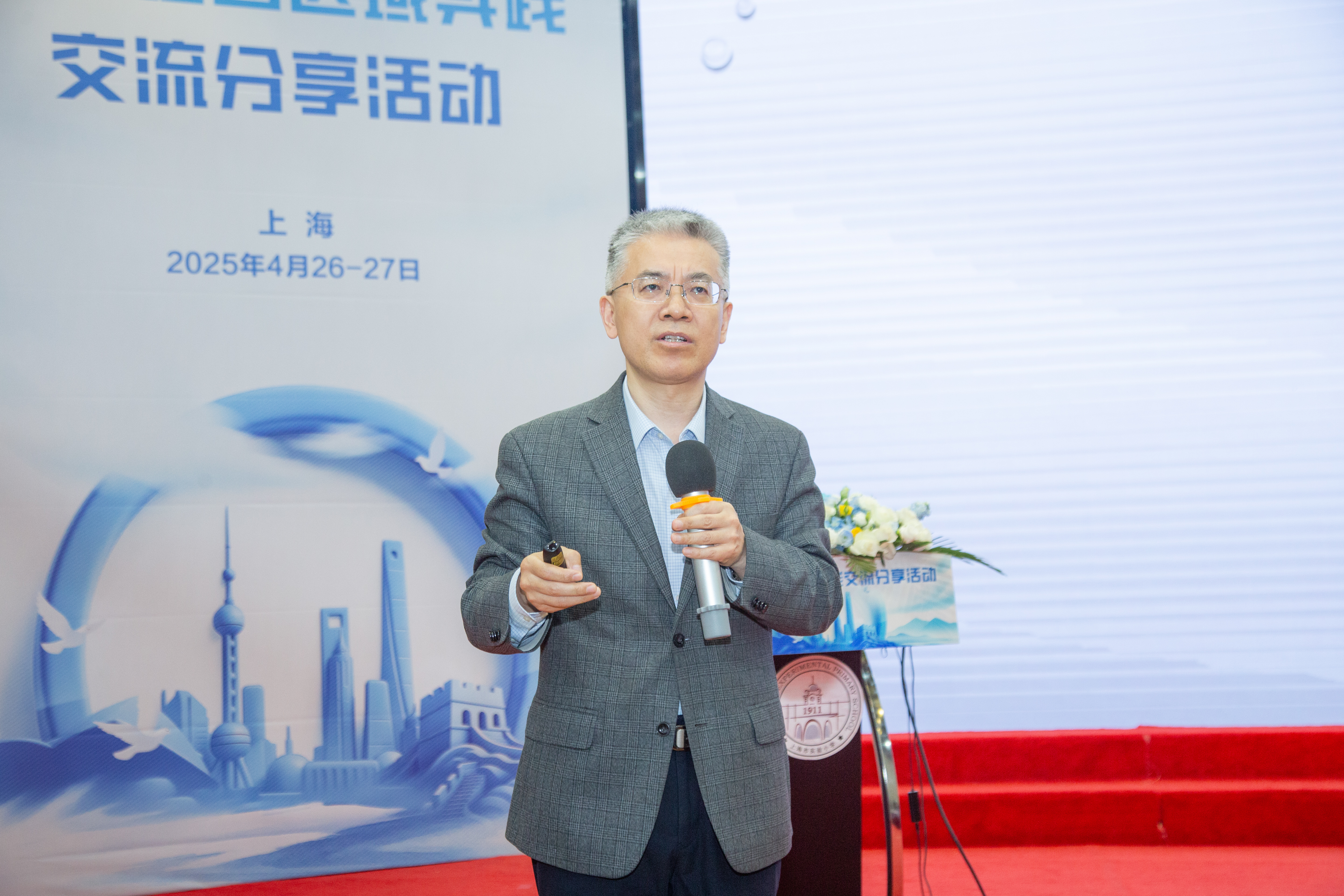 24朱志勇教授做点评指导.jpg